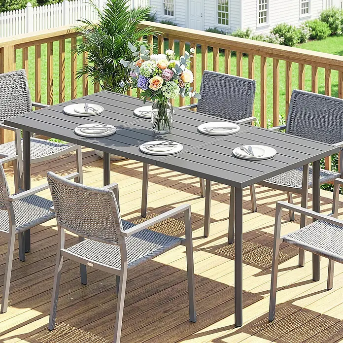 Outsunny Gartentisch - L x B x H: 165 x 80 x 74 cm, Metall, Stahl, Rechteckig, Dunkelgrau - Dunkelgrauer Outdoor-Esstisch mit sechs grauen geflochtenen Stühlen auf einer Holzterrasse, für eine Mahlzeit gedeckt.