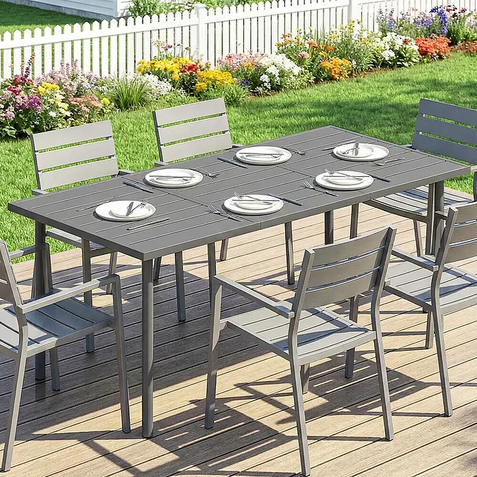 Outsunny Gartentisch - L x B x H: 165 x 80 x 74 cm, Metall, Stahl, Rechteckig, Dunkelgrau - Grau-metallenes Outdoor-Essgruppe mit großem Tisch und Stühlen auf Holzterrasse, bereit zum Essen.