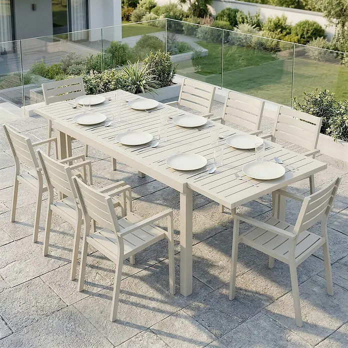 Outsunny Gartentisch - L x B x H: 225 x 85 x 75 cm, Aluminium, Weiß - Helles beiges Outdoor-Essgruppe mit Latten-Tisch und acht Stühlen auf einer Terrasse, bereit für eine Mahlzeit.
