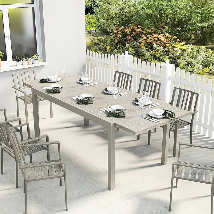 Outsunny Gartentisch - L x B x H: 214 x 85 x 75 cm, Aluminium, Stahl, Hellgrau - Ein Outdoor-Essgruppe mit grauem, ausziehbarem Tisch in Holzoptik und 8 passenden grauen Lattenstühlen, auf einer Terrasse arrangiert.