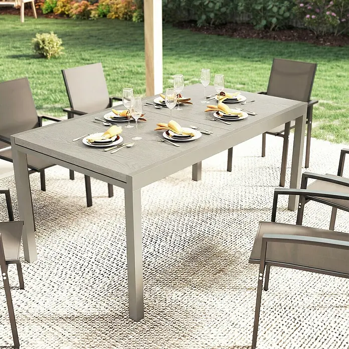Outsunny Gartentisch - L x B x H: 214 x 85 x 75 cm, Aluminium, Stahl, Hellgrau - Grauer Esstisch für den Außenbereich mit acht Stühlen, gedeckt mit Tellern und Gläsern auf einem Terrassenteppich.