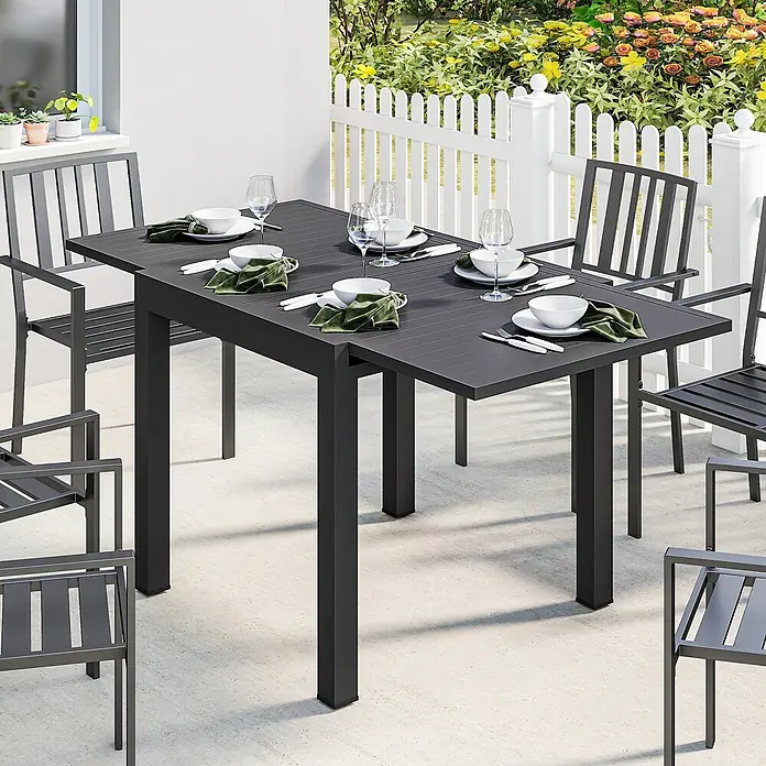 Outsunny Gartentisch - L x B x H: 160 x 80 x 75 cm, Aluminium, Schwarz - Dunkelgrauer ausziehbarer Gartentisch aus Metall mit Lattenplatte und passenden Stühlen, auf einer Terrasse für Mahlzeiten.