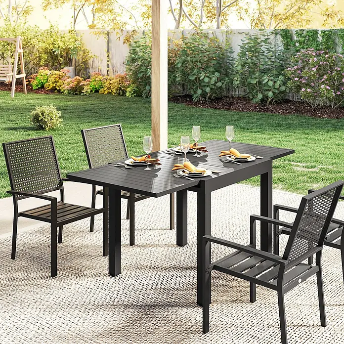 Outsunny Gartentisch - L x B x H: 160 x 80 x 75 cm, Aluminium, Schwarz - Dunkelgraues Metall-Outdoor-Essset mit Lamellentisch und Stühlen mit geflochtenen Rückenlehnen auf einem Teppich im Garten.