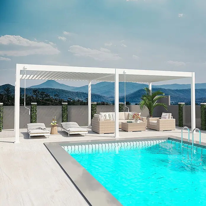 Weide Pergola Deluxe freistehend 3,6 x 7,2 m Weiß Aluminium - B x T: 720 x 360 cm, Farbe Gestell: Sandpapier FinishWeiss / RAL Farbcode 9016, Aluminium - Weiße Pergola über Gartenmöbeln am Pool, mit Bergkulisse.