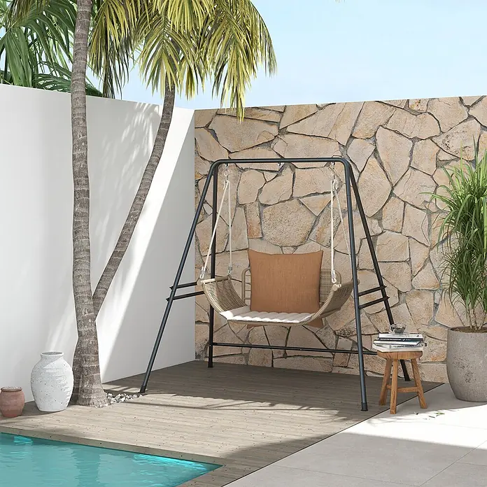 Outsunny Hängesesselgestell - Stahl, Schwarz - Eine Outdoor-Hängeschaukel mit schwarzem Metallrahmen, geflochtener Sitzfläche und zwei Kissen, auf einer Holzterrasse neben einem Pool.