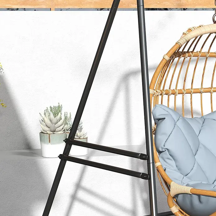 Outsunny Hängesesselgestell - Stahl, Schwarz - Hängesessel aus Rattan mit hellblauem Kissen auf einem schwarzen Metallgestell. Topf-Sukkulenten auf einem Regal.