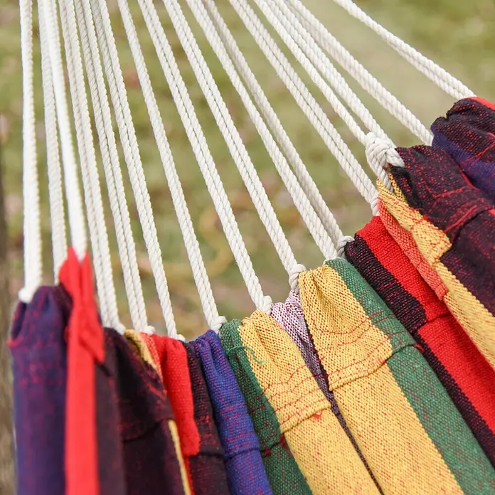 Outsunny Hängematte - L x B: 290 x 150 cm, Textil, Mehrfarbig, Passend für: für draußen - Nahaufnahme einer bunten, gestreiften Stoffhängematte mit weißen Aufhängeseilen.