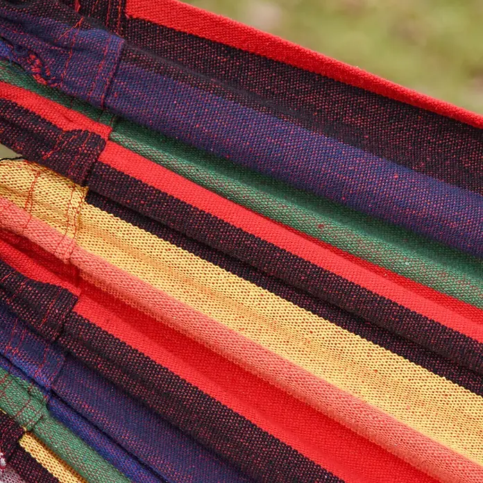 Outsunny Hängematte - L x B: 290 x 150 cm, Textil, Mehrfarbig, Passend für: für draußen - Nahaufnahme einer lebendigen, mehrfarbig gestreiften Hängematte mit gewebter Textur.
