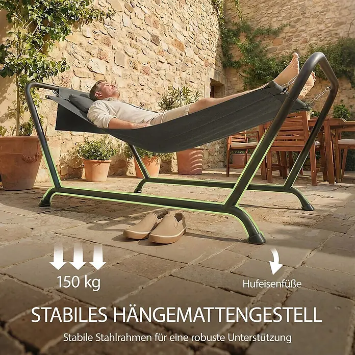Furnicato Hängesessel - L x B x H: 237 x 237 x 92 cm, Dunkelgrau - Mann entspannt in einer dunkelgrauen Hängematte mit stabilem schwarzem Metallgestell auf einer Terrasse. Der Rahmen bietet sicheren Halt.