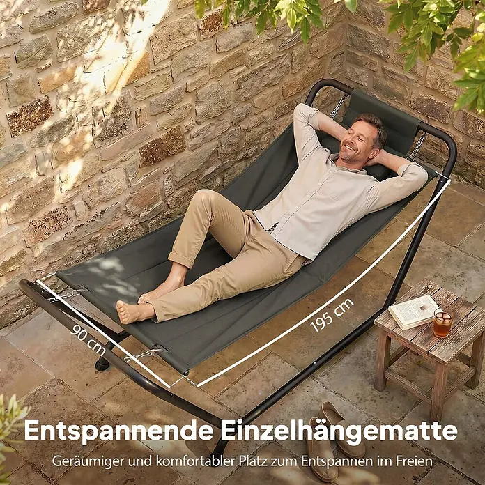 Furnicato Hängesessel - L x B x H: 237 x 237 x 92 cm, Dunkelgrau - Mann entspannt auf dunkelgrüner Einzelhängematte mit schwarzem Metallgestell im Freien. Maße: 195x90 cm.