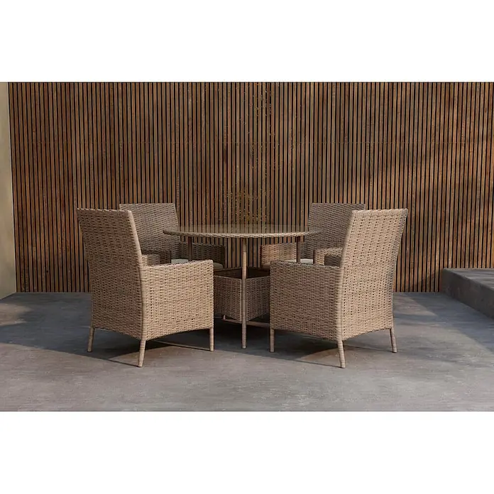 Ebuy24 Gartentisch-Set Lefkas - Gesamtumfang: 7 -tlg., L x B x H: 110 x 110 x 72 cm, Ø x H: 110 x 72 cm, Geflechtmöbel, Stapelbar - Hellbraunes Rattan-Gartenset für 4 Personen mit rundem Glastisch und vier Stühlen, auf einer Terrasse.