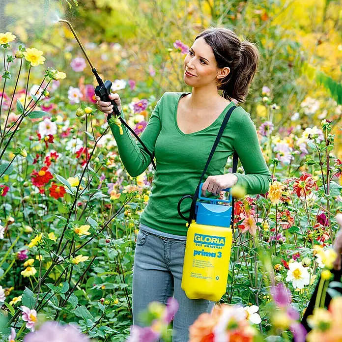 Gloria Drucksprühgerät Prima 3 mit verstellbarer Messingdüse - 3 l - Frau benutzt GLORIA Prima 3 Drucksprühgerät im Garten.