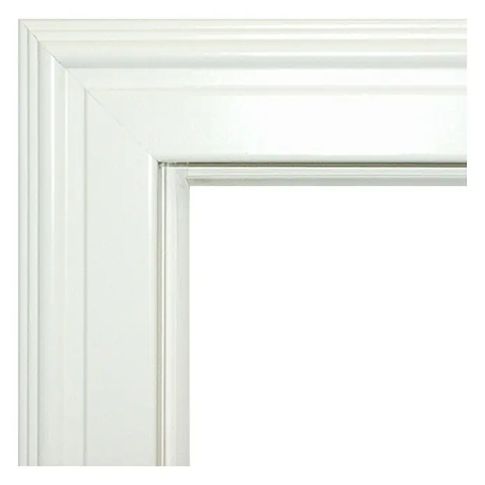 Kilsgaard Türzarge profiliert - 860 x 1.985 mm, Wandstärke: 100 mm, DIN Anschlag: Links, Weiß lackiert, ähnlich RAL 9010 - Nahaufnahme eines weißen Fensterrahmens mit klassischer Profilierung, der die klare Linienführung und die hochwertige Verarbeitung hervorhebt.