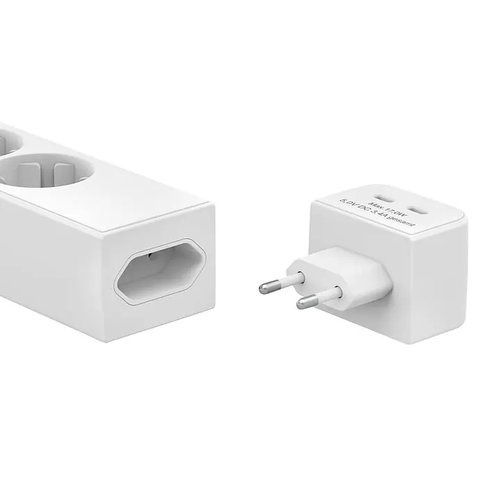Hama Steckdosenleiste 223191 mit USB-C Adapter 5-fach - Weiß - Weißer Adapter mit zwei Steckernadeln und USB-Ladeanschlüssen, neben einer weißen Steckdosenleiste.