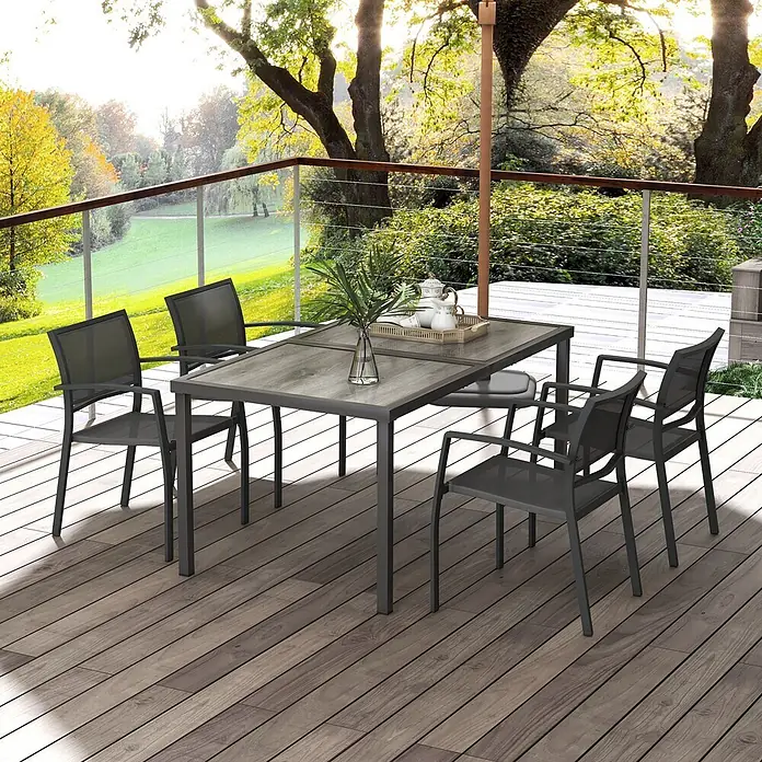 Outsunny Gartentisch-Set - Gesamtumfang: 5 -tlg., Stahl, Mesh, SPCC-Kunststoff - Dunkelgraues Outdoor-Essgruppe aus Metall mit rechteckigem Holztisch und fünf Netzstühlen auf Holzterrasse.