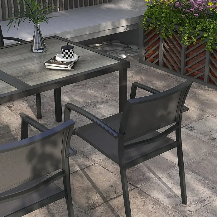 Outsunny Gartentisch-Set - Gesamtumfang: 5 -tlg., Stahl, Mesh, SPCC-Kunststoff - Outdoor-Esstischgruppe mit dunkelgrauem Metallrahmen-Tisch und passenden Stühlen, grauer Holzoptik-Tischplatte und Netzstoff.