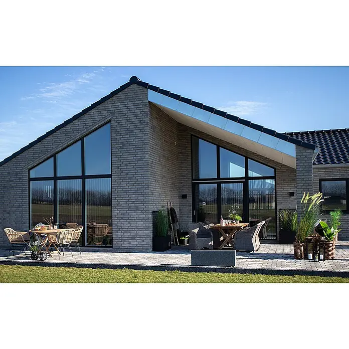 Ebuy24 Gartentisch rund Oline - Ø x H: 100 x 75 cm, Teakholz massiv, Holz, Stapelbar - Moderne Terrasse mit zwei Essgruppen im Freien, bestehend aus Korbstühlen, Holztischen und grünen Pflanzgefäßen.