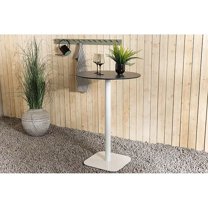 Ebuy24 Gartentisch rund Milano - Ø x H: 70 x 75 cm, Aluminium, Weiß, Stapelbar - Runder Stehtisch mit schwarzer Platte und weißem Fuß, mit Getränken und Pflanze im Außenbereich.