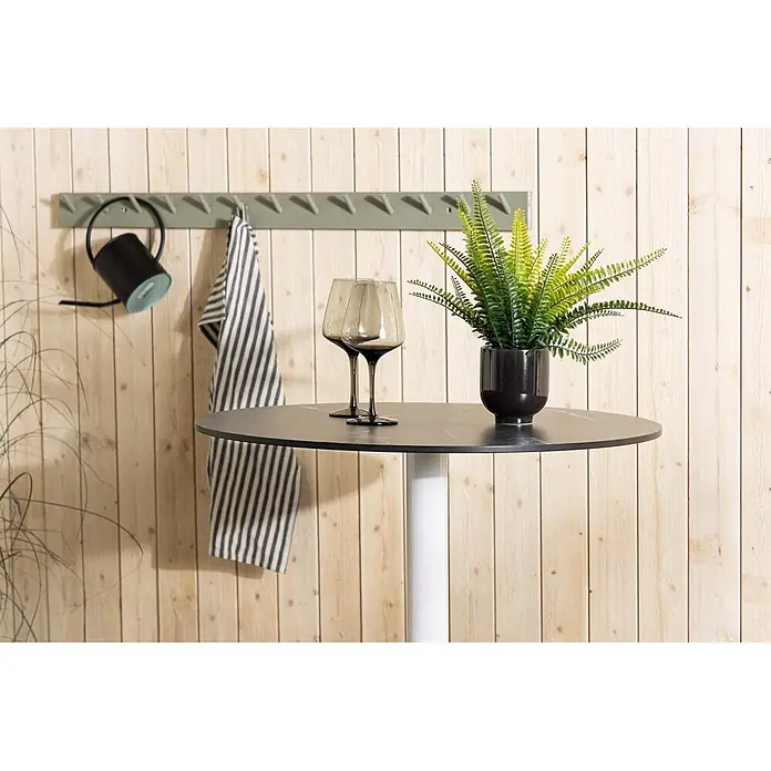 Ebuy24 Gartentisch rund Milano - Ø x H: 70 x 75 cm, Aluminium, Weiß, Stapelbar - Runder schwarzer Tisch mit weißem zylindrischem Fuß, gezeigt mit Weingläsern und einem Topffarn.