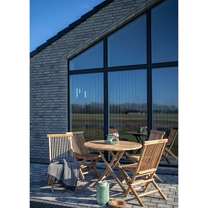 Ebuy24 Gartenstuhl Torad - Teakholz massiv, Braun, B x T x H: 62 x 46 x 89 cm - Klappbare Gartenmöbel aus Holz mit rundem Tisch und drei Stühlen auf gepflastertem Außenbereich.