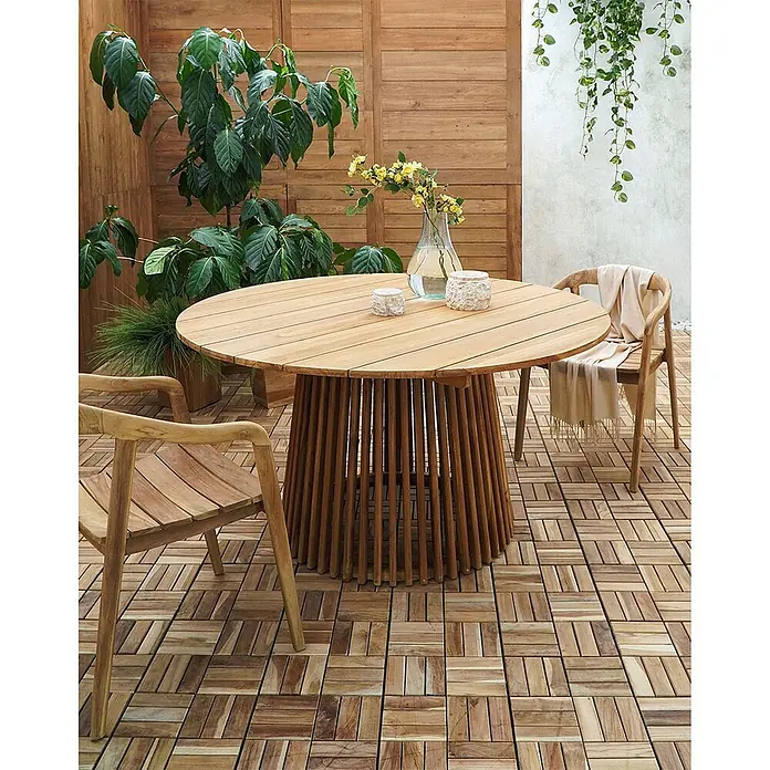 Ebuy24 Gartentisch rund Lorca - Ø x H: 120 x 75 cm, Teak, Natur, Stapelbar - Runder Holztisch für den Außenbereich mit Lattenplatte und -gestell, dazu passende Stühle auf der Terrasse.