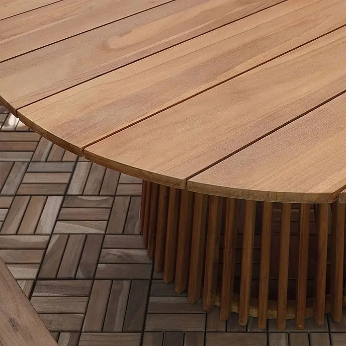 Ebuy24 Gartentisch rund Lorca - Ø x H: 120 x 75 cm, Teak, Natur, Stapelbar - Runder, teakfarbener Holztisch mit Lattenplatte und -sockel, auf passendem Holzfliesenboden.