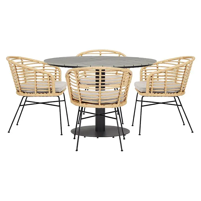 Ebuy24 Gartentisch rund Hector - Ø x H: 110 x 74 cm, Metall, Alu, Polywood, Grau, Stapelbar - Eine Outdoor-Essgruppe mit rundem grauen Latten-Tisch und vier hellbraunen Rattan-Stühlen mit grauen Kissen und schwarzen Metallbeinen.
