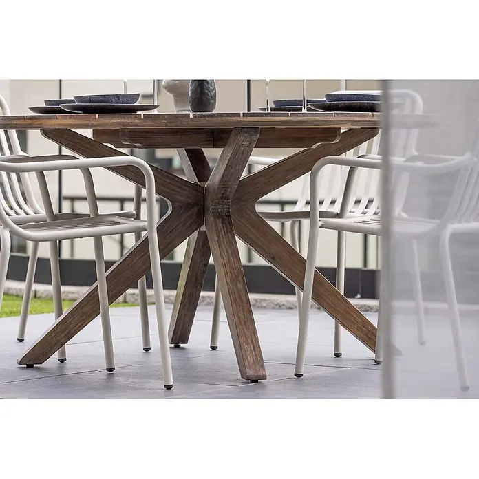 Ebuy24 Gartentisch rund Rosario - Ø x H: 140 x 75 cm, Akazie, Braun, Stapelbar - Esstisch aus Holz mit sternförmigem Gestell und hellen Metallstühlen für den Außenbereich.