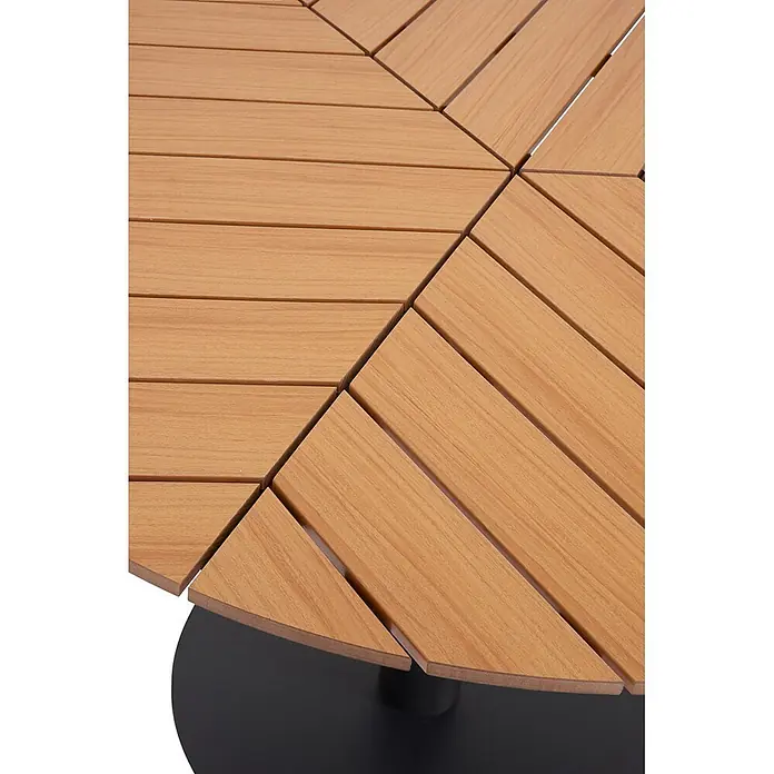 Ebuy24 Gartentisch rund Hector - Ø x H: 113 x 70 cm, Metall, Aluminium, Polywood, Schwarz, Stapelbar - Nahaufnahme einer hellbraunen, lamellenförmigen Holztischplatte mit radialem Muster auf einem dunklen Metallsockel.