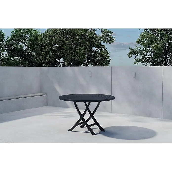 Ebuy24 Gartentisch rund Kenya - Ø x H: 120 x 75 cm, Teak, Schwarz, Stapelbar - Schwarzer runder Gartentisch mit Lattenplatte und X-förmigem Gestell auf einer modernen Terrasse.