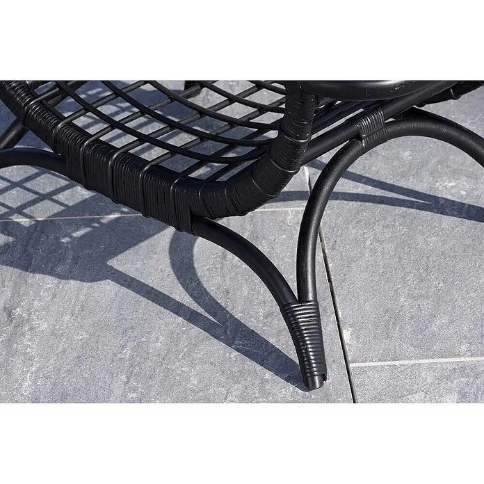 Ebuy24 Garten-Loungetisch Moana - Rattan, Schwarz, Stapelbar, L x B x H: 96 x 60 x 47 cm - Nahaufnahme eines schwarzen Rattan-Gartenstuhls mit geflochtener Sitzfläche und geschwungenen Beinen.