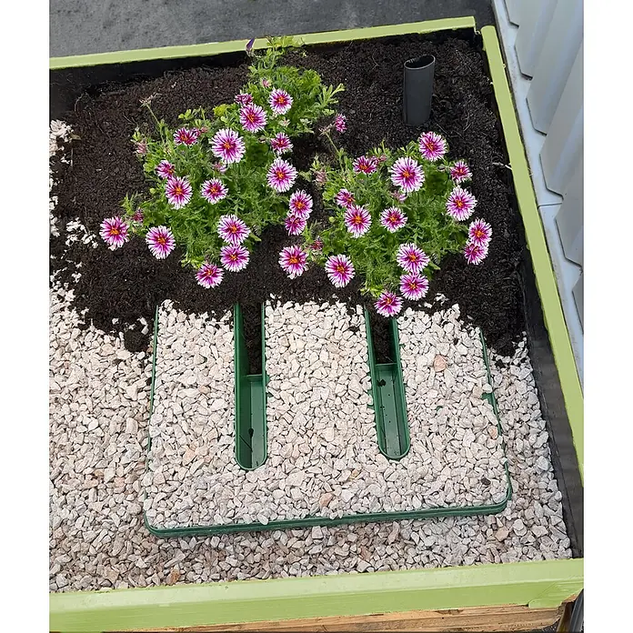 Bewässerungssystem Regadio - 60 x 45 x 8,5 cm, Fassungsvermögen: 15 l - Grüner Kunststoff-Selbstbewässerungseinsatz, teilweise mit Kies bedeckt, für Blumen im Hochbeet.