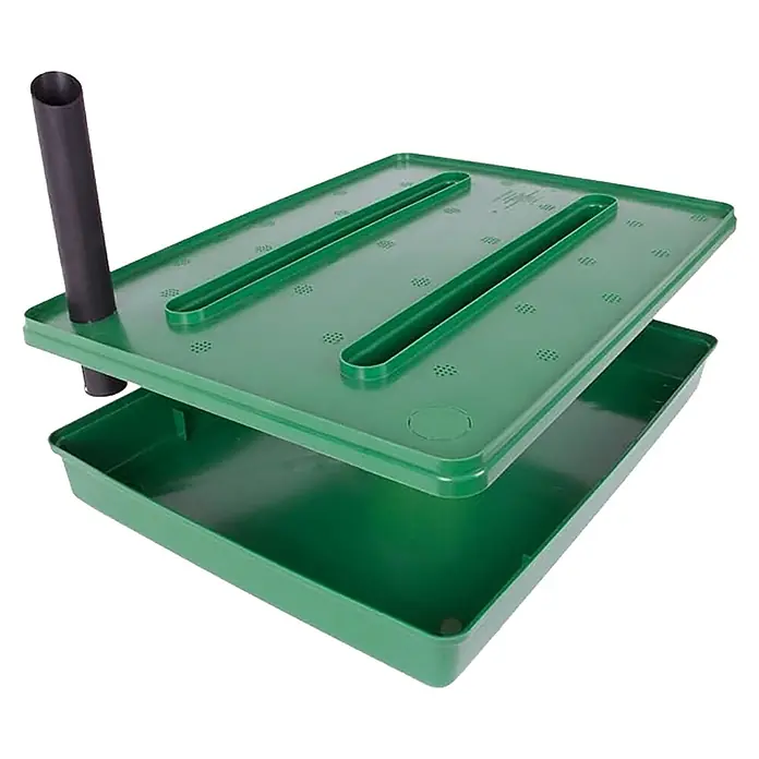 Bewässerungssystem Regadio - 60 x 45 x 8,5 cm, Fassungsvermögen: 15 l - Grünes Keimschalen-System aus Kunststoff mit perforierter Oberschale, fester Unterschale und schwarzem Bewässerungsrohr.