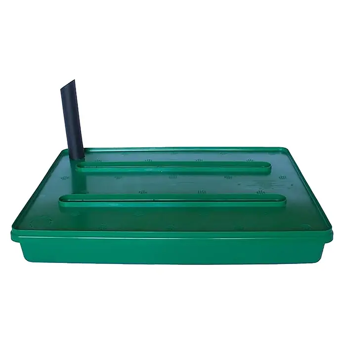 Bewässerungssystem Regadio - 60 x 45 x 8,5 cm, Fassungsvermögen: 15 l - Grüner, rechteckiger Kunststofffutterautomat mit schwarzem Rohr und erhöhten Rillen auf dem Deckel.