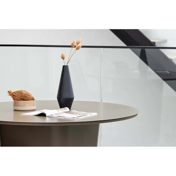 Ebuy24 Gartentisch rund Santa Fe - Ø x H: 120 x 75 cm, Aluminium, Braun, Stapelbar - Runder taupefarbener Tisch in modernem Interieur, dekoriert mit schwarzer Vase, Dekoschale und offenem Magazin.