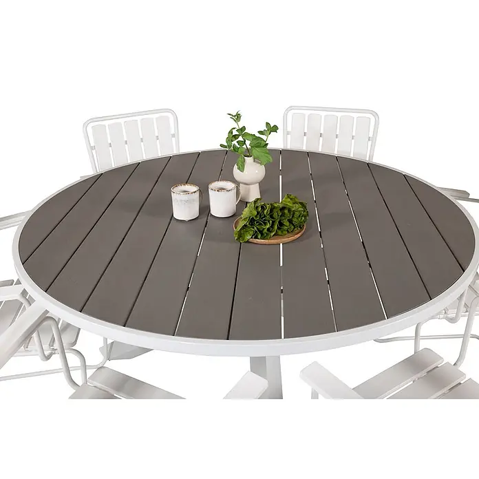 Ebuy24 Gartentisch rund Parma - Ø x H: 140 x 73 cm, Aintwood, Aluminium, Weiß, Stapelbar - Runder Outdoor-Esstisch mit weißem Gestell und grauer Lattenplatte, umgeben von weißen Stühlen.