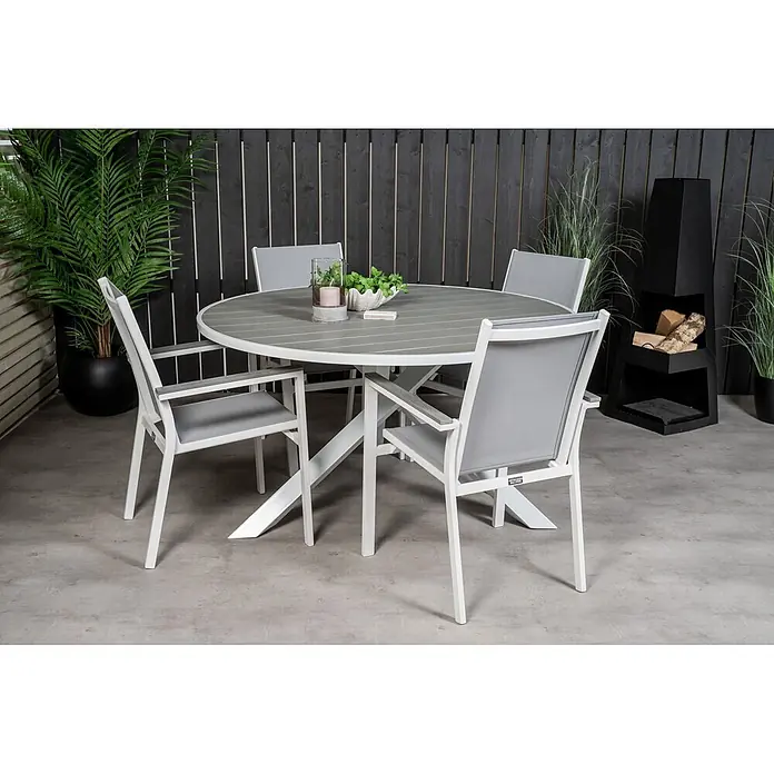 Ebuy24 Gartentisch rund Parma - Ø x H: 140 x 73 cm, Aintwood, Aluminium, Weiß, Stapelbar - Weiß-graue Outdoor-Essgruppe mit rundem Lattenrosttisch und vier Netzstühlen auf einer Terrasse.