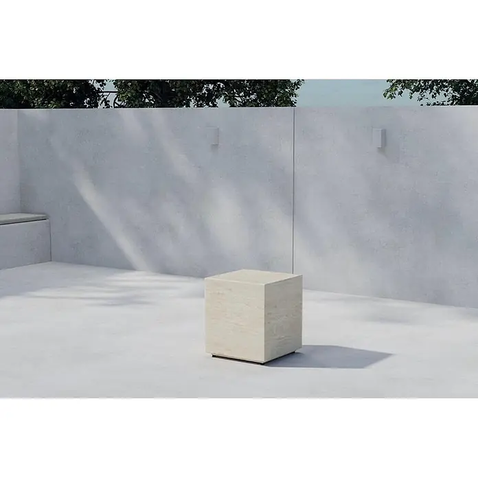 Ebuy24 Garten-Beistelltisch Lissabon - L x B x H: 40 x 40 x 45 cm, Aluminium, Stapelbar, Beige - Hellbeiger Steinwürfel-Beistelltisch in Außenumgebung.