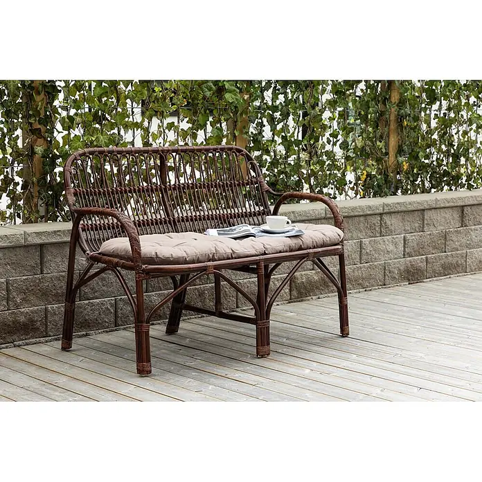 Ebuy24 Loungesofa Nella - B x T x H: 62 x 129 x 93 cm, Rattan., Schwarz - Braune Rattan-Gartenbank mit hellbeigen Kissen, Magazin und Teetasse.