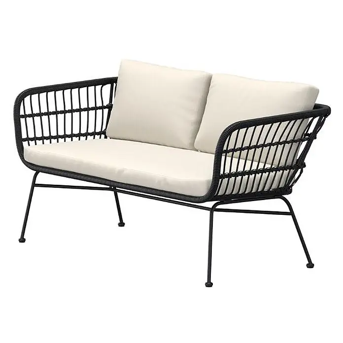 Ebuy24 Loungesofa Isola - B x T x H: 67 x 140 x 71 cm, Stahl., Schwarz - Schwarzes Outdoor-Zweisitzersofa mit geflochtenem Rattan-Gestell und cremefarbenen Kissen.