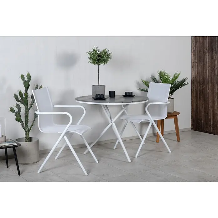 Ebuy24 Gartentisch rund Parma - Ø x H: 90 x 74 cm, Aintwood, Aluminium, Grau, Stapelbar - Weißer Klapp-Gartentisch mit grauer Lamellenplatte und zwei passenden weißen Klappstühlen, draußen aufgestellt.