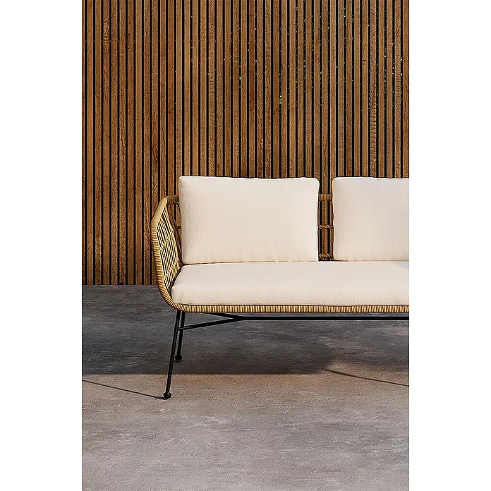 Ebuy24 Loungesofa Isola - B x T x H: 67 x 142 x 71 cm, Polyester.Rattan.Stahl., Natur - Zweisitzer-Outdoor-Sofa mit natürlichem Korpus aus Rattan, cremefarbenen Kissen und schwarzen Metallbeinen.