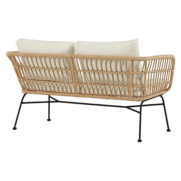 Ebuy24 Loungesofa Isola - B x T x H: 67 x 142 x 71 cm, Polyester.Rattan.Stahl., Natur - Zweisitziges Outdoor-Sofa mit natürlichem Rattan-Rahmen, cremefarbenen Kissen und schwarzen Metallbeinen.