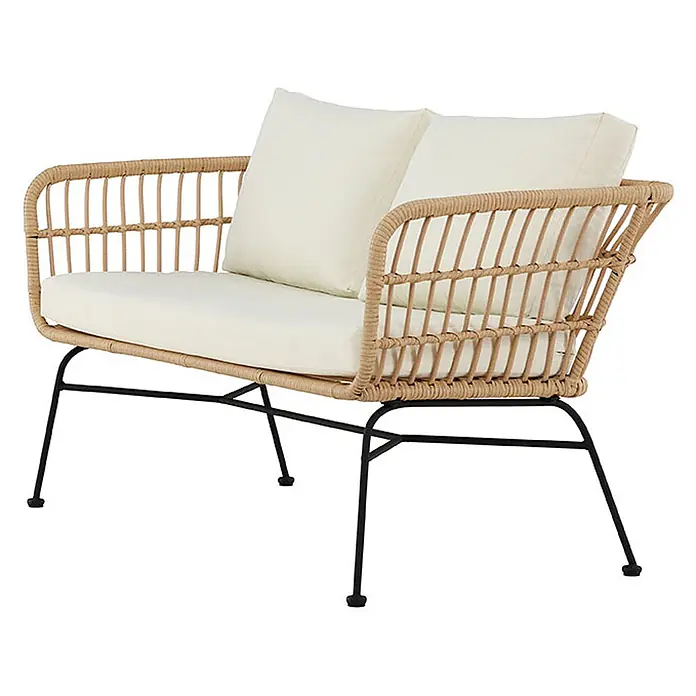 Ebuy24 Loungesofa Isola - B x T x H: 67 x 142 x 71 cm, Polyester.Rattan.Stahl., Natur - Beiges Sofa im Rattan-Stil mit cremefarbenen Kissen und schwarzem Metallgestell.