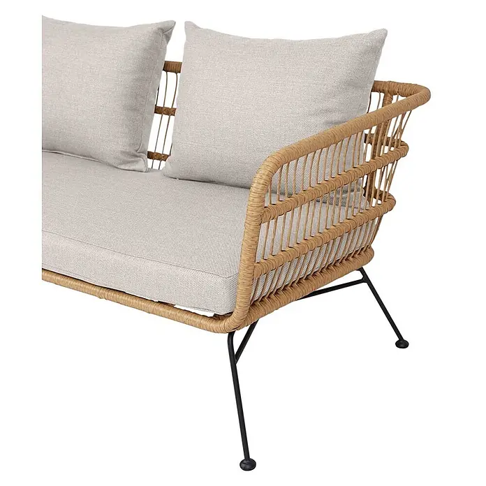 Ebuy24 Loungesofa Nina - B x T x H: 141 x 141 x 65 cm, Metall, Polyrattan, Polyester., Beige - Zweisitzer-Outdoor-Sofa mit hellbraunem Rattan-Geflechtrahmen, hellbeigen Kissen und schwarzen Metallbeinen.
