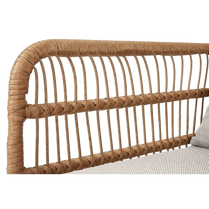 Ebuy24 Loungesofa Nina - B x T x H: 141 x 141 x 65 cm, Metall, Polyrattan, Polyester., Beige - Hellbraune Rückenlehne eines Stuhls aus geflochtenem Rattan mit vertikalen Stäben und horizontalen Bändern, neben einem hellen Kissen.