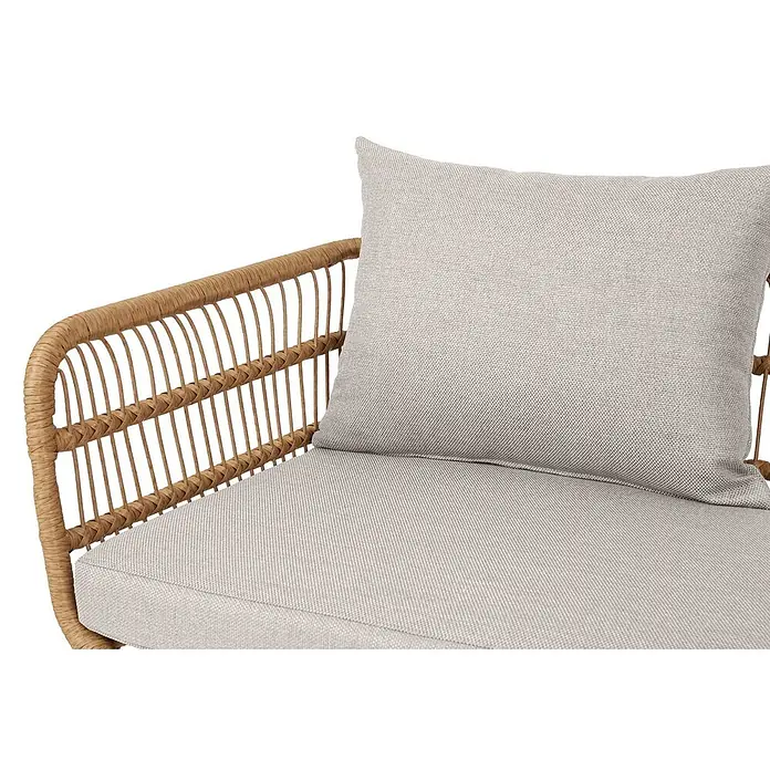 Ebuy24 Loungesofa Nina - B x T x H: 141 x 141 x 65 cm, Metall, Polyrattan, Polyester., Beige - Nahaufnahme eines natürlichen Rattanstuhls mit hellgrauen Sitz- und Rückenkissen aus Webstoff.