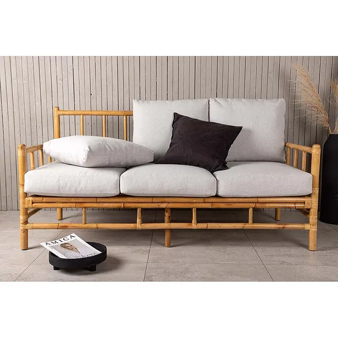 Ebuy24 Loungesofa Cane - B x T x H: 77 x 180 x 88 cm, Rattan., Natur - Bambussofa mit hellgrauen Sitz- und Rückenkissen, akzentuiert durch ein dunkles Zierkissen.
