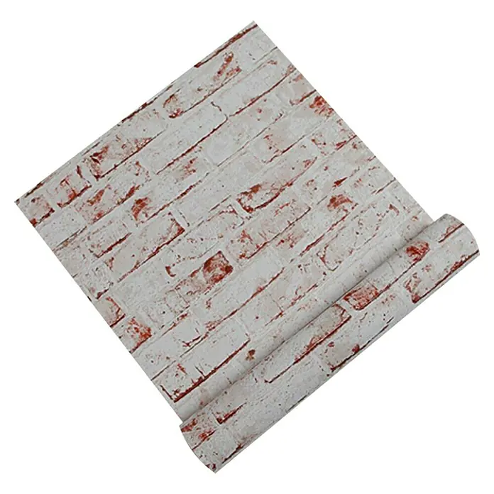 A.S. Création Casual Living Vliestapete New England Klinker - Weiß/Rot, Steinoptik, 10,05 x 0,53 m - Das Bild zeigt eine Rolle weiße Ziegelstein-Tapete, die aufgerollt ist und ein realistisches Ziegelsteinmuster aufweist, perfekt für die Wandgestaltung.