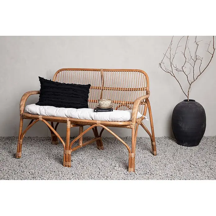 Ebuy24 Loungesofa Nella - B x T x H: 82 x 130 x 93 cm, Rattan., Natur - Rattan-Zweisitzerbank mit weißem Kissen und schwarzem Polster auf Kiesboden.